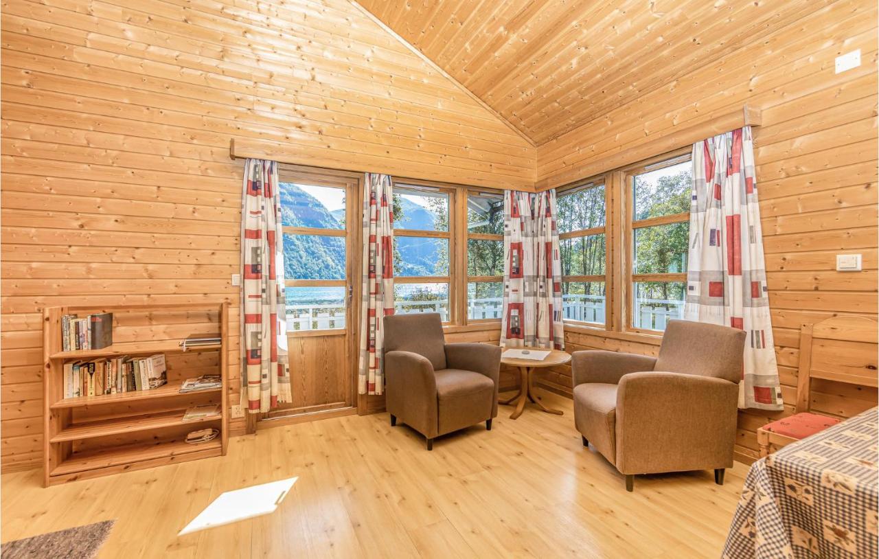 Cozy Home In Fjaerland With House A Mountain View Exterior foto