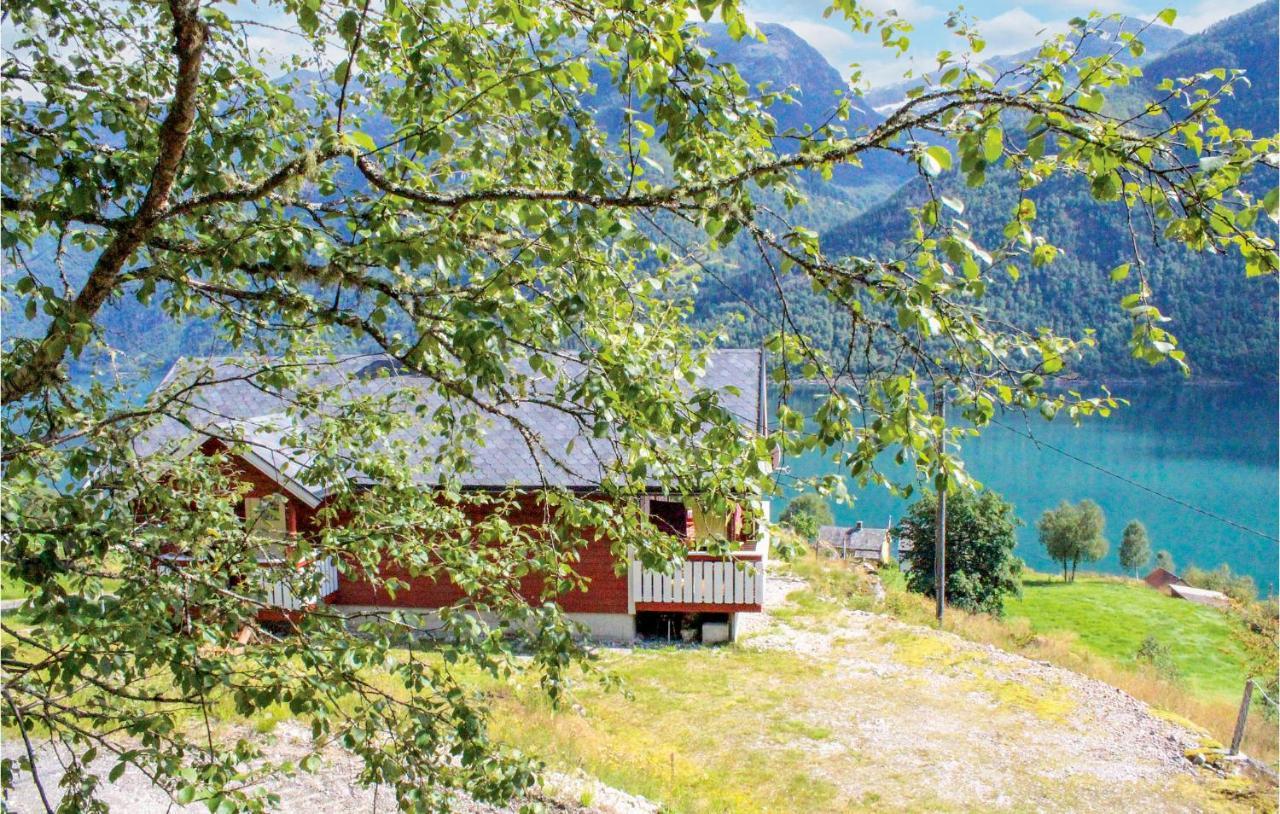 Cozy Home In Fjaerland With House A Mountain View Exterior foto